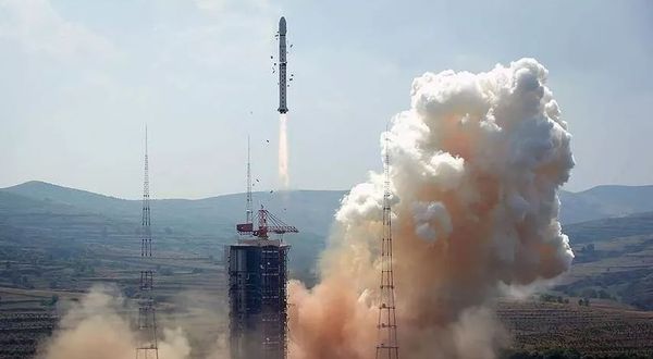 Çin, 16 uyduyu uzaya fırlattı