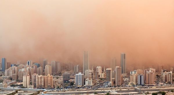 Kuveyt'te kum fırtınası; uçuşlar iptal edildi