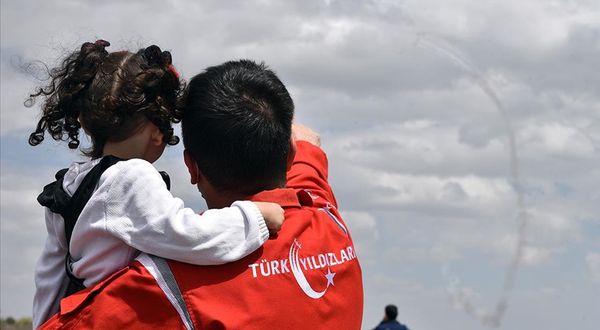 SOLOTÜRK ve Türk Yıldızları otizmli çocuklar için uçtu