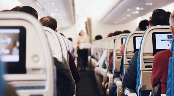 Avrupa'da uçak seyahatlerinde maske zorunluluğu kalkıyor