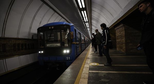 Ukrayna Kiev'de metrolar yeniden faaliyete geçti