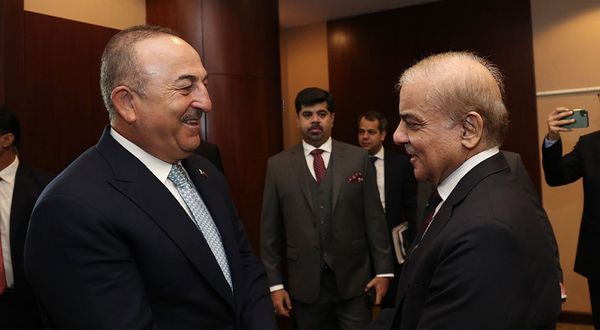 Mevlüt Çavuşoğlu, Pakistan Başbakanı Şahbaz Şerif ile görüştü