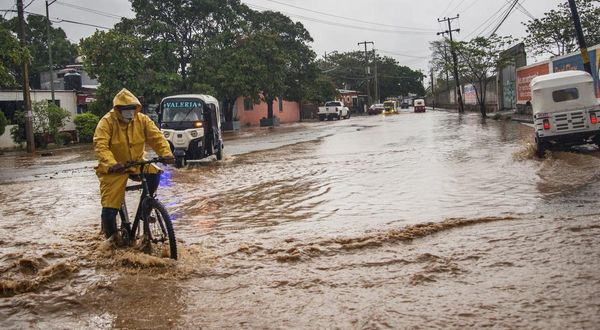 Meksika'da Agatha Kasırgası nedeniyle 25 kasabada OHAL ilanı