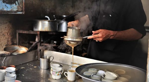 Dünyanın en çok çay ithal eden ülkesi Pakistan'da 'birkaç bardak az çay için' çağrısı