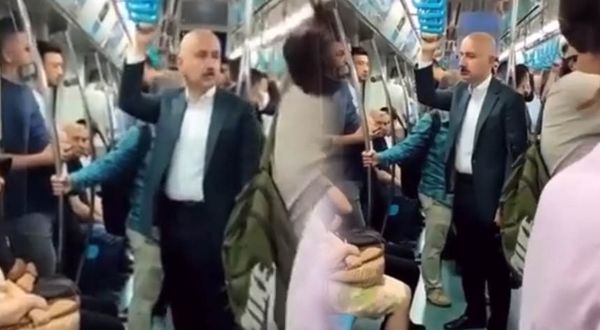 Bakan Karaismailoğlu, Marmaray'da ayakta seyahat ederken görüntülendi