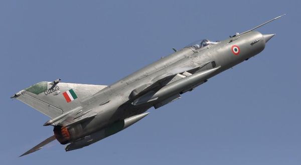 Hindistan’da askeri eğitim uçağı düştü: 2 ölü