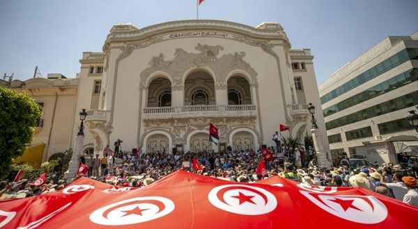 Tunus'ta açlık grevindeki hakimlerden ikisi hastaneye yatırıldı