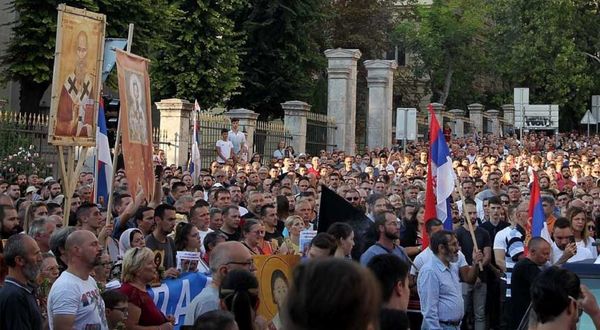 Sırbistan'da halk eşcinsel yürüyüşe karşı çıktı! Vucic yasakladı...