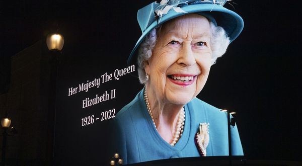 Kraliçe Elizabeth'in cenazesine Türkiye'den 1.5 milyon dal karanfil