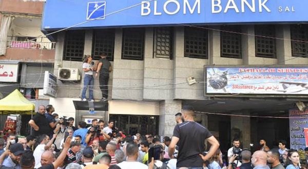 Lübnan'da paralarını çekemeyen kişiler banka baskınlarına devam ediyor