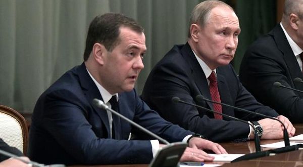 Medvedev: Putin, Ukrayna'daki siyasi rejimi tamamen dağıtmalı