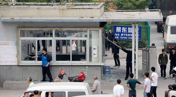 Çin'de kovid tedbirlerini protesto eden fabrika çalışanları polisle çatıştı