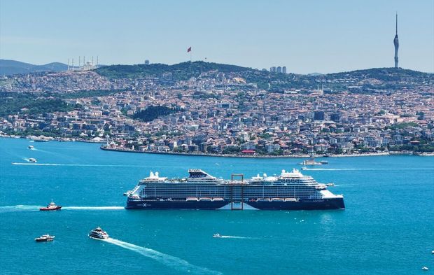 İstanbul Boğazı turkuaz renge büründü