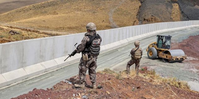 İran askeri, Afgan göçmenlere ateş ederek Türkiye sınırına itiyor!