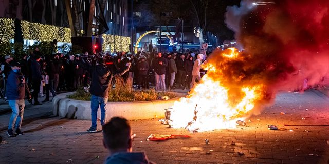 Hollanda'da göstericiler polisle çatıştı