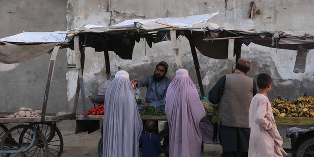 Afganistan'da 3 STK'den 'kadın personel' yasağına tepki