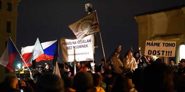 Çekya'da zorunlu aşı protesto edildi