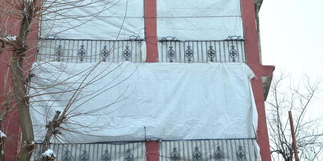 Muşlular soğuğa karşı balkon ve pencerelerini brandayla kapattı