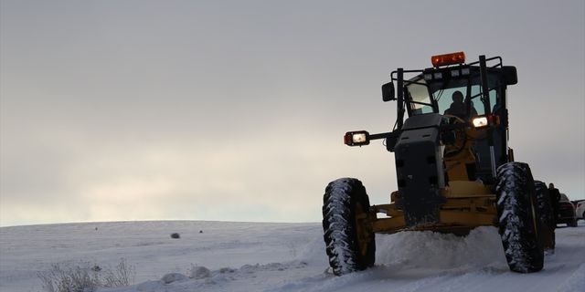 Sivas'ta kar nedeniyle 74 köy yolu ulaşıma kapandı