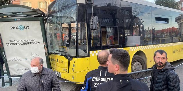 Eyüpsultan'da İETT otobüsü durağa çarptı