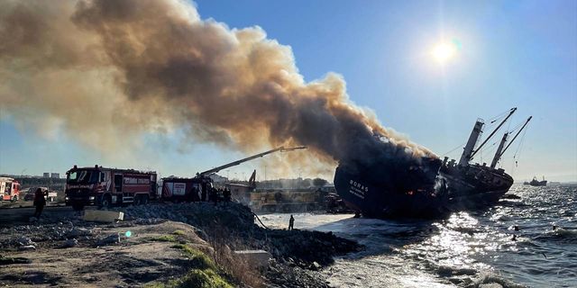 Kartal'da iskeleye bağlı bir gemide yangın çıktı