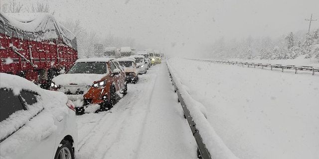 TEM Ankara yönü yoğun kar yağışı nedeniyle kapandı