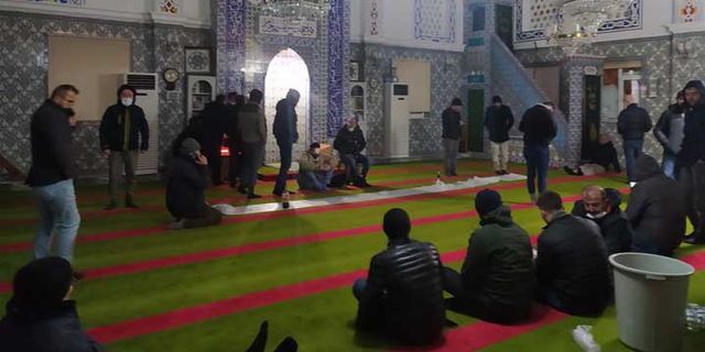 Arnavutköy'de yolda mahsur kalanlar camilerde misafir edildi