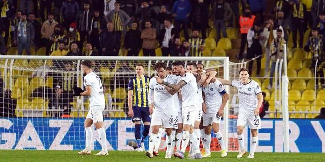 Mavi Şimşek, Kadıköy'de Fenerbahçe'yi devirdi!