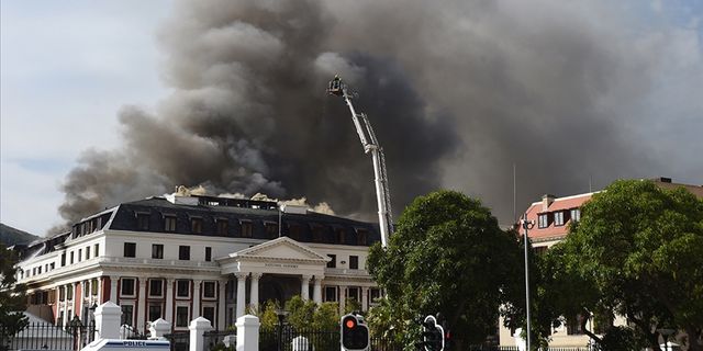 Güney Afrika Parlamentosu'nda yine yangın çıktı