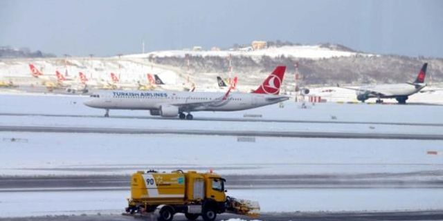 THY, beklenen kar yağışı nedeniyle İstanbul Havalimanı'ndaki 57 seferi iptal etti