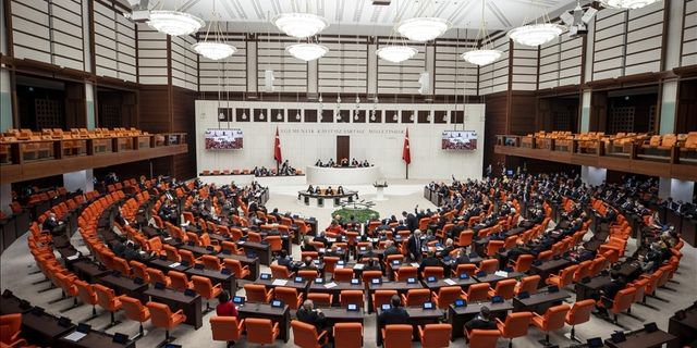 AK Parti başörtüsü Anayasa değişiklik teklifini MHP ile paylaştı