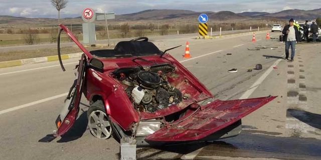 Afyonkarahisar'daki kazada araç ikiye bölündü: Bir ölü, 3 yaralı