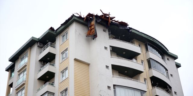 Mersin'de apartmanın uçan çatısı caddedeki araçların üzerine düştü