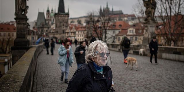 Çekya, Sağlık kurumlarında maskeyi kaldırıyor