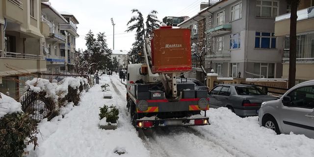 Isparta'da yoğun kar yağışı elektrik kesintilerine neden oldu