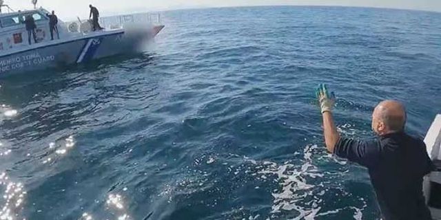 Yunan sahil güvenliğinin 'Tekneni batırırım' tehdidine meydan okuyan Türk balıkçı