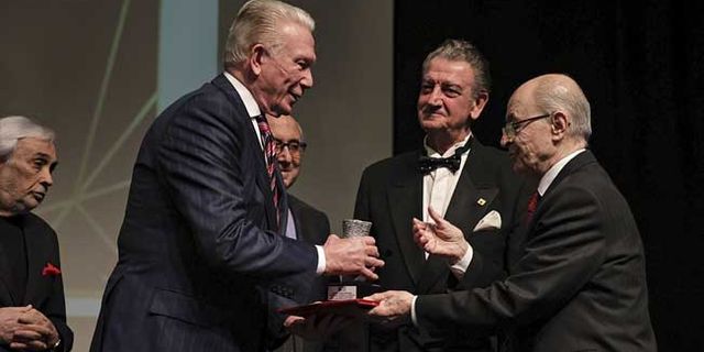 Yılın Atatürkçüsü ödülünü Uğur Dündar'a eski cumhurbaşkanı Sezer verdi