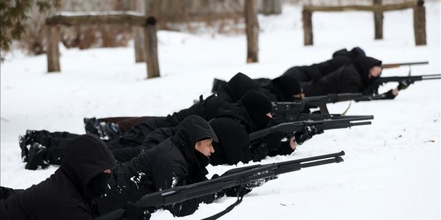 Ukrayna'da sivillere temel savunma eğitimi verildi