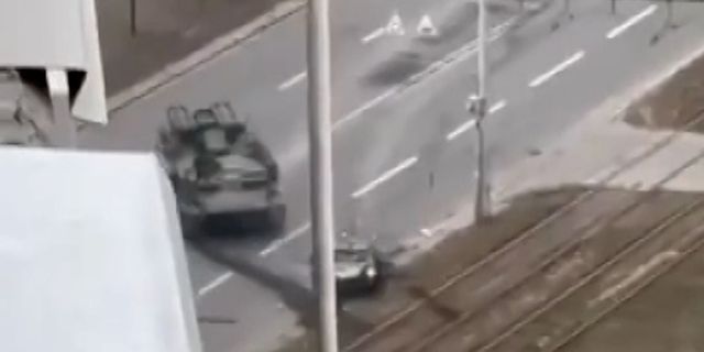 Kiev'de askeri aracın, sivil aracı ezmesi kameralara yansıdı