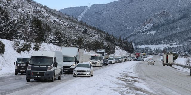 Denizli-Antalya kara yolunda kar yolu kapattı
