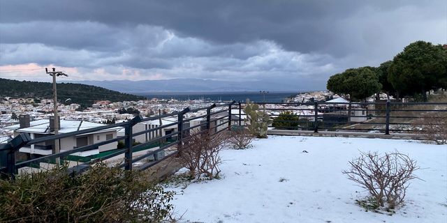 İzmir'in Çeşme ilçesinde kar yağıyor