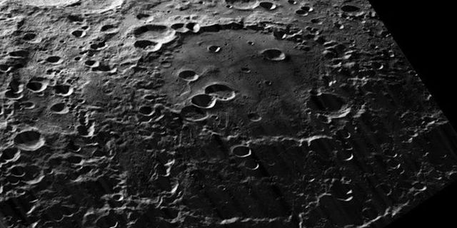 Ay'ın karanlık yüzüne uzay çöpü çarptı