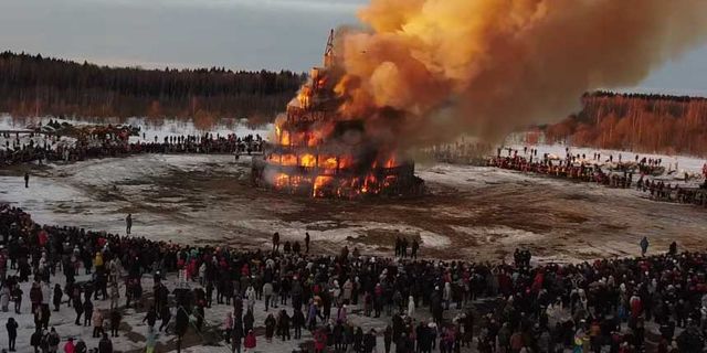 Rusya'da sembolik Babil Kulesi yakıldı