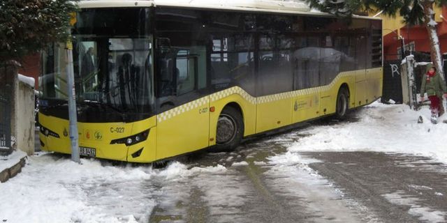 İETT otobüsü buzlanan yolda kaza yaptı