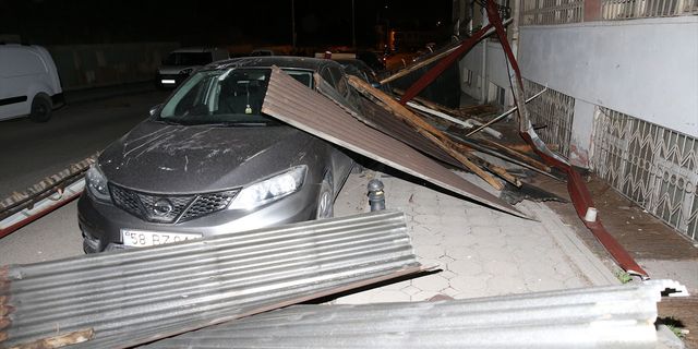 Sivas'ta şiddetli rüzgar nedeniyle çatılar uçtu, araçlarda hasar oluştu