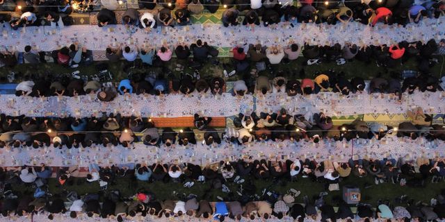 Boğaziçi Üniversitesi iftar sofralarıyla donatıldı, cemaatle namaz kılındı