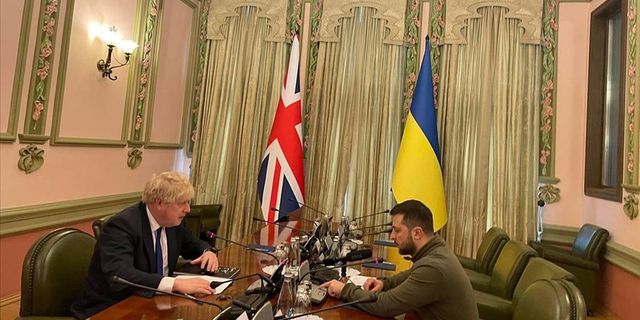 Boris Johnson'dan Kiev'de Zelenskiy ile görüştü