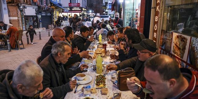 Muhtardan ihtiyaç sahiplerine ücretsiz iftar