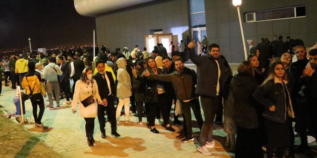 İranlı turistler Van'da esnafın yüzünü güldürdü