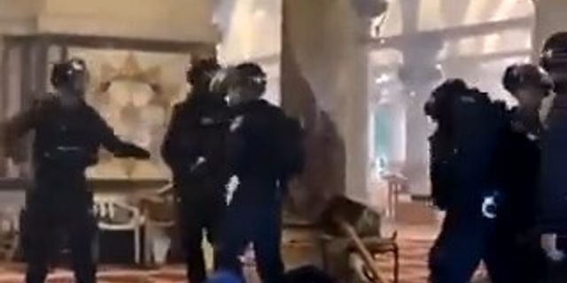 İşgalci İsrail güçleri, Mescid-i Aksa'nın hürmetini ayaklar altına aldılar